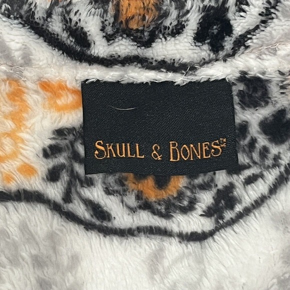 Skull & Bones 100% Polyester Soft Plush 55"x66" Halloween Throw Blanket New - Picture 4 of 6